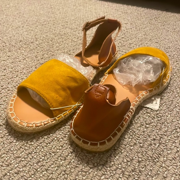 Old navy summer sandals - Picture 2 of 3